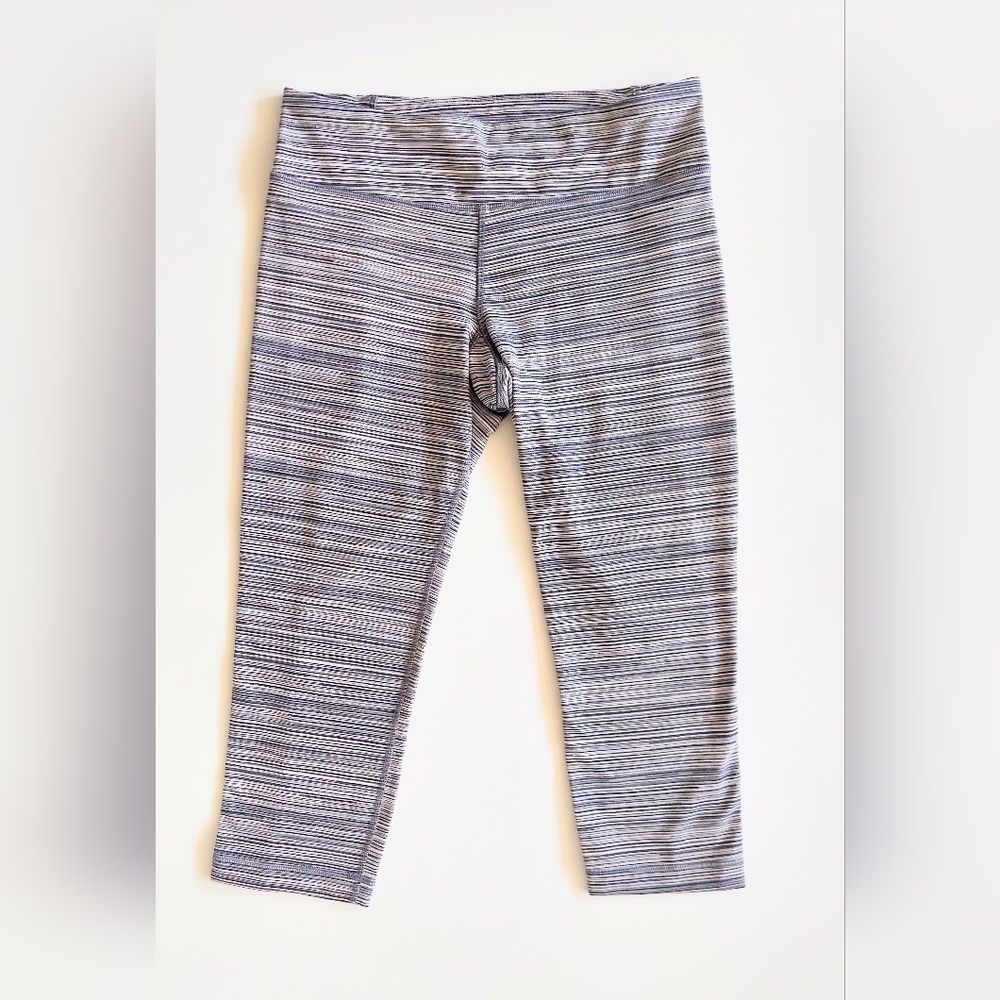 Under Armour Fitted Gray Striped Capri Leggings Size Small